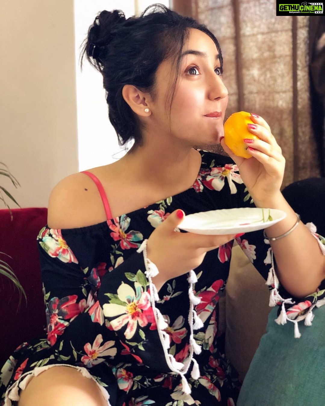 Ashnoor Kaur Instagram - My style of having a mangoš Peel it entirely & take a hugeeee biteš . Iām the happiest when having mangoes!! What is your favourite fruit?? #MangoSeason #hellosummer #mangolover #happyme #goodmorning