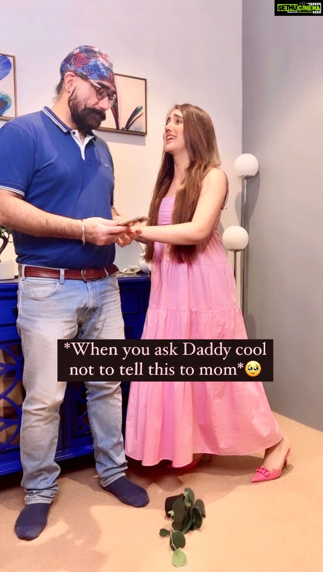 Ashnoor Kaur Instagram - Pa pleaseeee🥹 @gurmeetsingh0911 👀 . . . #BangleKePeeche #ReelyFunny #DaddyCool