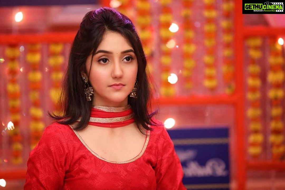 Ashnoor Kaur Instagram - Wait what, do I have to stay locked at home for some MORE days?!🙄 . Best meme on this? Lemme know in the comments section!! #KindaMood #MoodSwings #Quarantine #selfquarantined #quarantinetime