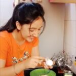Ashnoor Kaur Instagram - So I decided to make my breakfast myself, under mom’s guidance!! And here it goes😂🤦🏻‍♀️ Try try, but never cry... Broke two eggs, but finally DID it in the third attempt😁😁 #ChefAshnoor #cookingathome #withmomshelp @kauravneet79 ❤️❤️