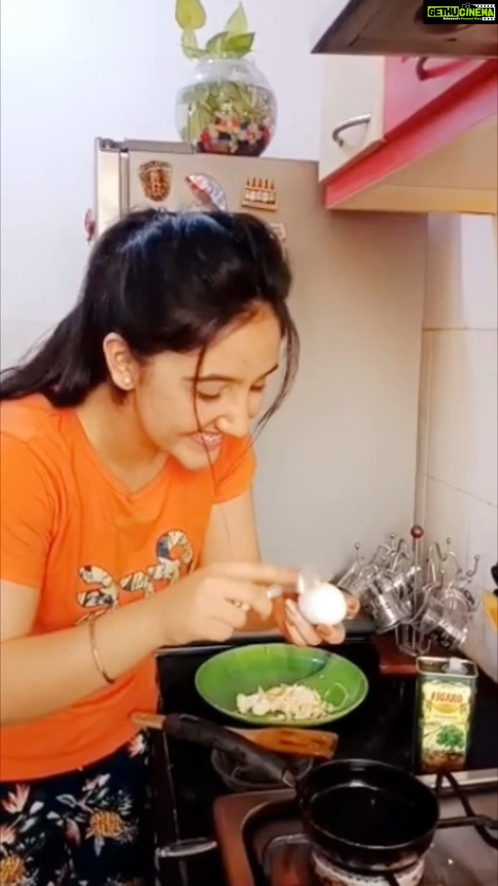Ashnoor Kaur Instagram - So I decided to make my breakfast myself, under mom’s guidance!! And here it goes😂🤦🏻♀️ Try try, but never cry... Broke two eggs, but finally DID it in the third attempt😁😁 #ChefAshnoor #cookingathome #withmomshelp @kauravneet79 ❤️❤️