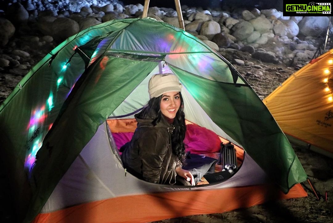 Ashnoor Kaur Instagram - Me being the decent me V/S Me being the original me (Swipe left🤪) . #throwback #camping #manali #gocorona #nowstayhome #staysafe #takecare