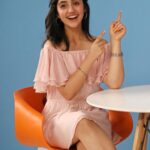 Ashnoor Kaur Instagram - Good morning all! . Also, can you tell me which music album of mine is this picture from?? #ChaltaHai (complete it!☺️) . Just a gentle reminder to stay home, and follow the government rules, stay safe and take precautions💗