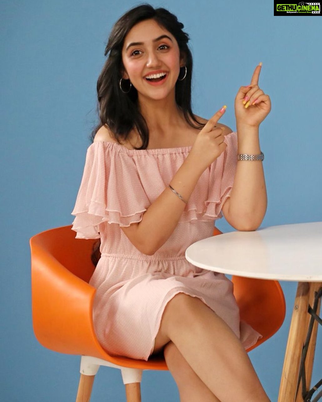 Ashnoor Kaur Instagram - Good morning all! . Also, can you tell me which music album of mine is this picture from?? #ChaltaHai (complete it!☺️) . Just a gentle reminder to stay home, and follow the government rules, stay safe and take precautions💗