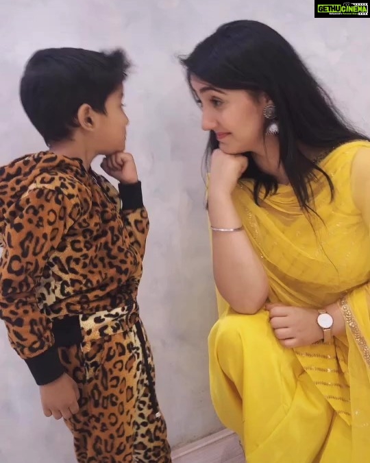 Ashnoor Kaur Instagram - #throwback with this cute little munchkin💛 Look at his expressions!