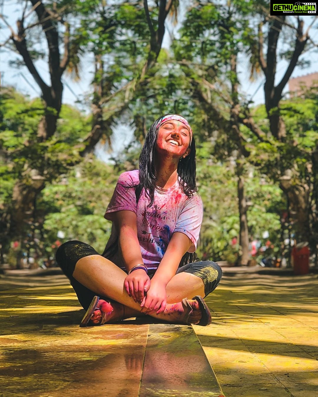 Ashnoor Kaur Instagram - I had an amazing Holi with my friends💗 These are the precious little moments that matter!! . How was your Holi? Rate it from 0-10✨ #HoliVibes #FestivalOfColours #FunWithFriends #HoliHai 📷 @kellansworld Holi Hai