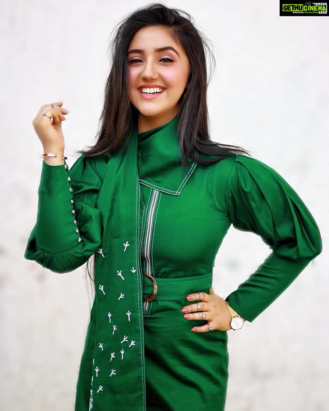 Ashnoor Kaur Instagram - Every woman is a miracle, Every girl is magic✨ . #laugh #live #love #loveyourself #bepositive #behappy #ashnoorstylediaries #smile #happyme Styled by @styleitupbyaashna Outfit by @mesa_couture @poppublishmedia