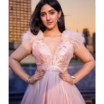 Ashnoor Kaur Instagram - Aspire to inspire before we expire💗✨ 1 or 2??? . #InspirePeople #BeYourself #LoveYourself #ashnoorstylediaries #whatiwore #presscon #outdoor 📸 @smilepleasephotographyy Edit @kellansworld