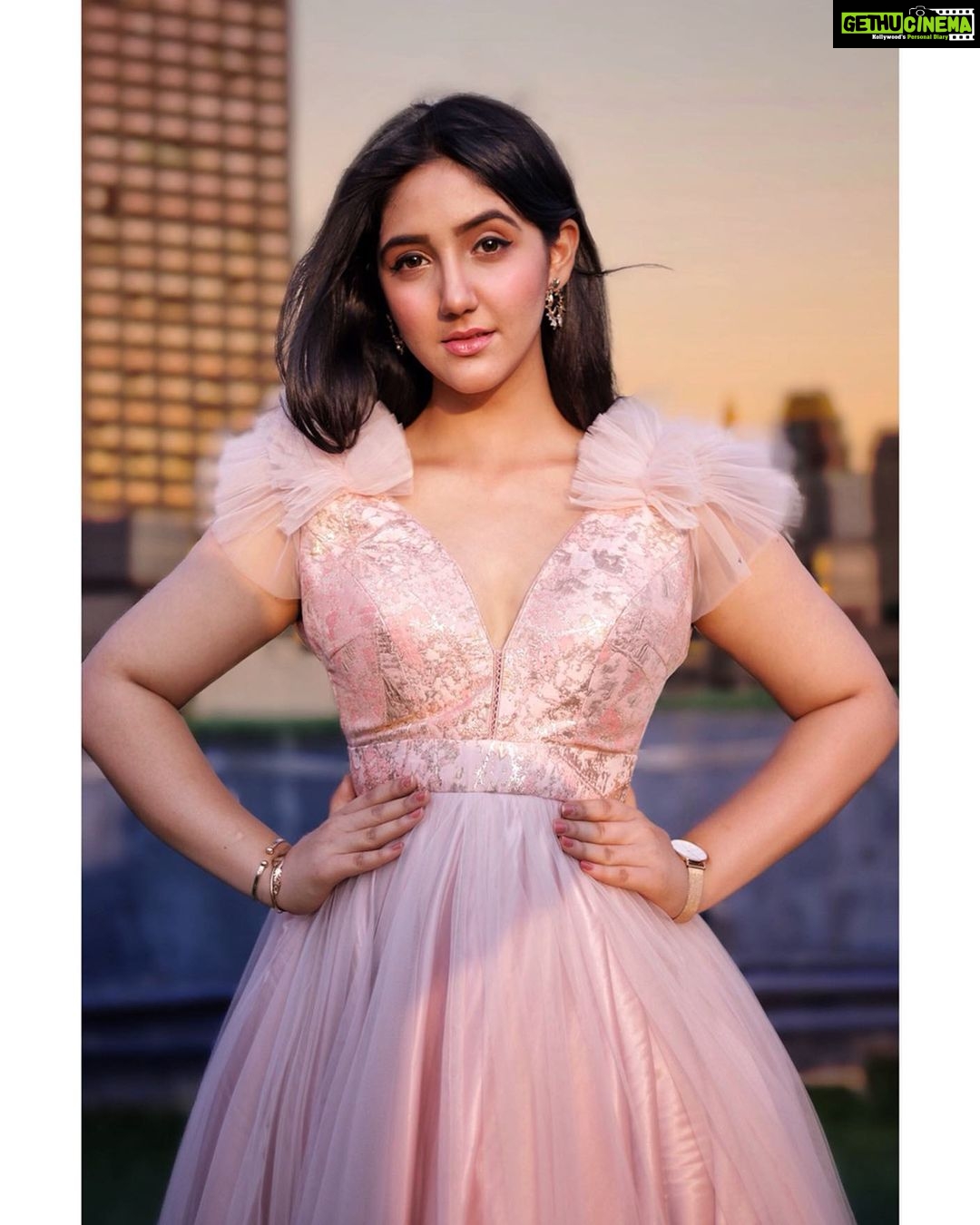 Ashnoor Kaur Instagram - Aspire to inspire before we expire💗✨ 1 or 2??? . #InspirePeople #BeYourself #LoveYourself #ashnoorstylediaries #whatiwore #presscon #outdoor 📸 @smilepleasephotographyy Edit @kellansworld