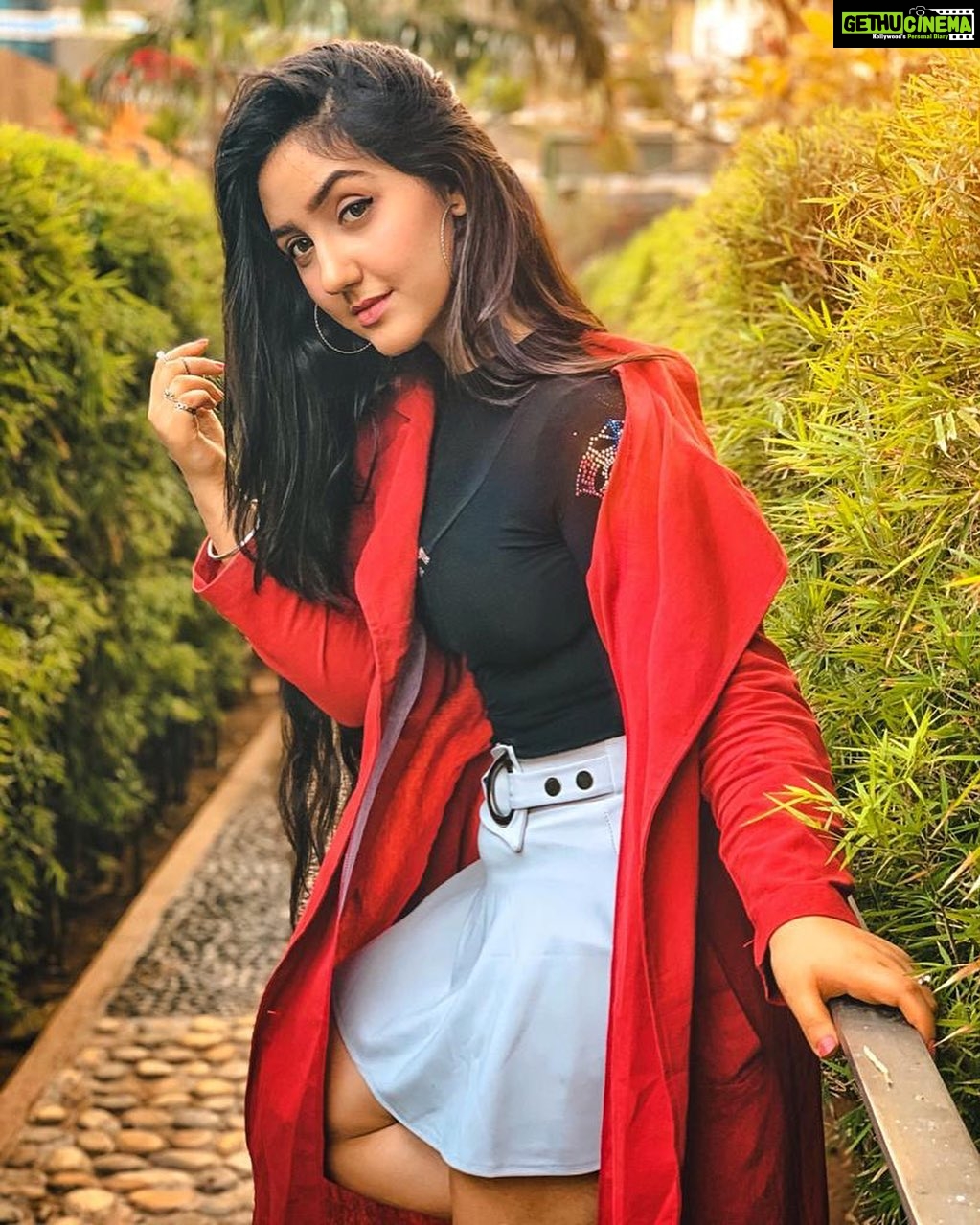 Ashnoor Kaur Instagram - Let the beauty of what you love, be what you do❤️ . 📸 by @smilepleasephotographyy Edited by @kellansworld #LoveYourself #LoveYourWork #ashnoorstykediaries
