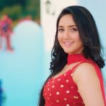 Ashnoor Kaur Instagram - ‘Red yellow suit’ releasing tomorrow!! Finally😍🔥 . How do you think the video is gonna be? Like the teaser? #RedYellowSuit @karansingharoraofficial @directorsumitbhardwaj @smukhtiyar @heromusic.official @thepratikgaur @celebistaan @divya_bhagatt @noitspriyanshu @djupsidedown
