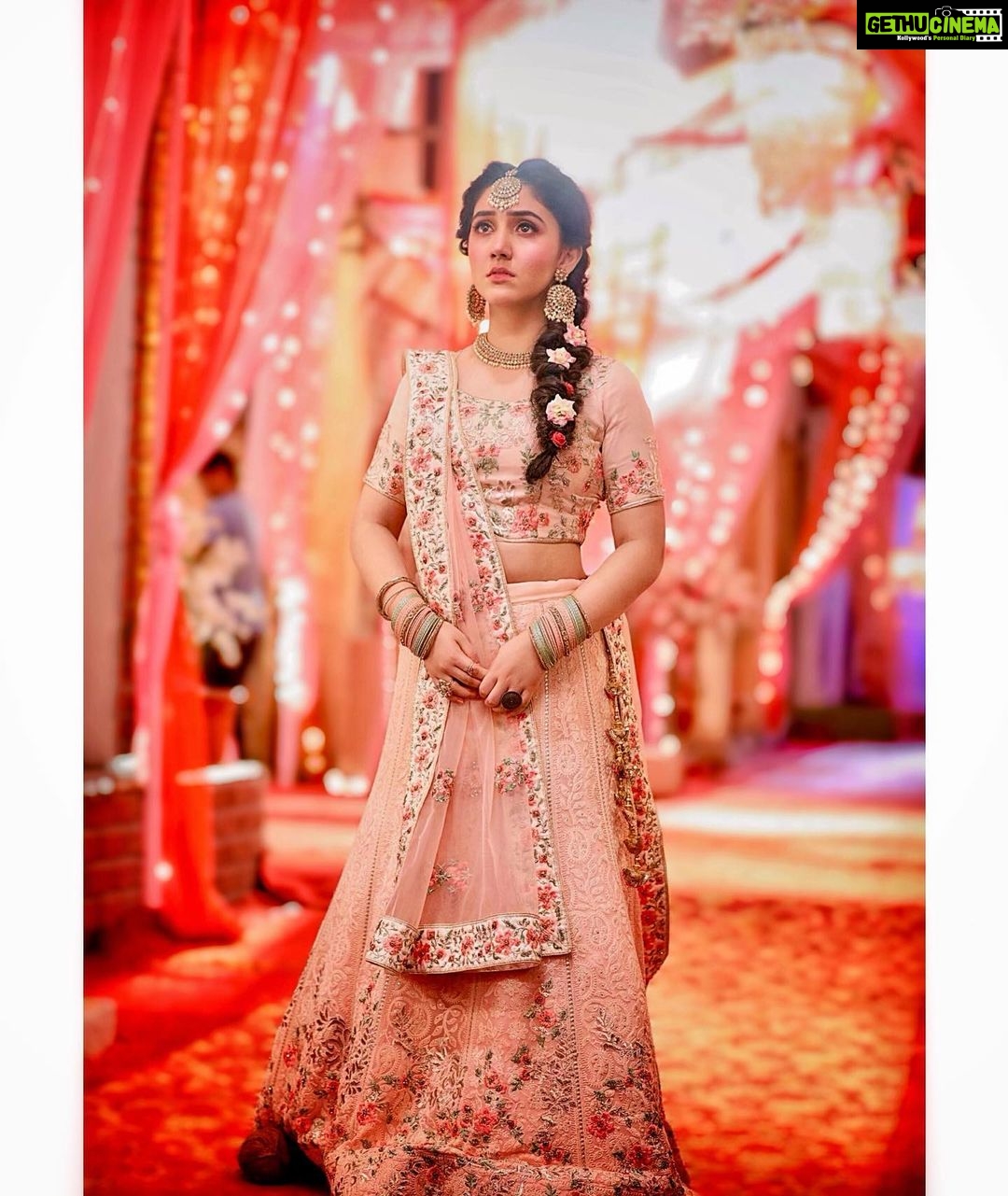 Ashnoor Kaur Instagram - When you just gave you internals, But now see your finals/boards approachingš„ŗ . Comment your best meme on this! Letās see how creative you guys can getš . #EveryStudent #FinalExams #AllTheBest #throwback