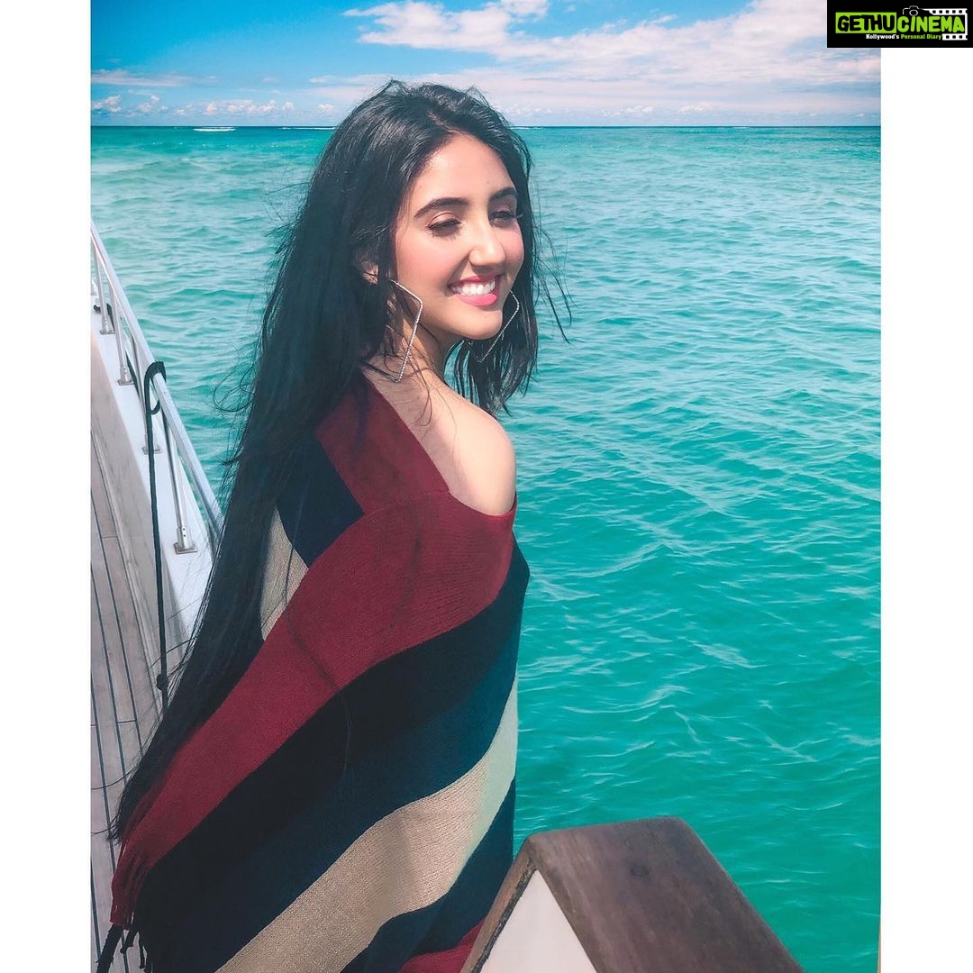 Ashnoor Kaur Instagram - You cannot discover new oceans, Unless you have the courage to lose sight of the shore🌊♥️ . 📸 by @kauravneet79 Edited by @kellansworld #BeachBaby #outdoor #SunKissed #ashnoorkaur #OceanLove