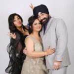 Ashnoor Kaur Instagram - Third wheeling for life😁💗 #MyValentine #MyParents @gurmeetsingh0911 @kauravneet79