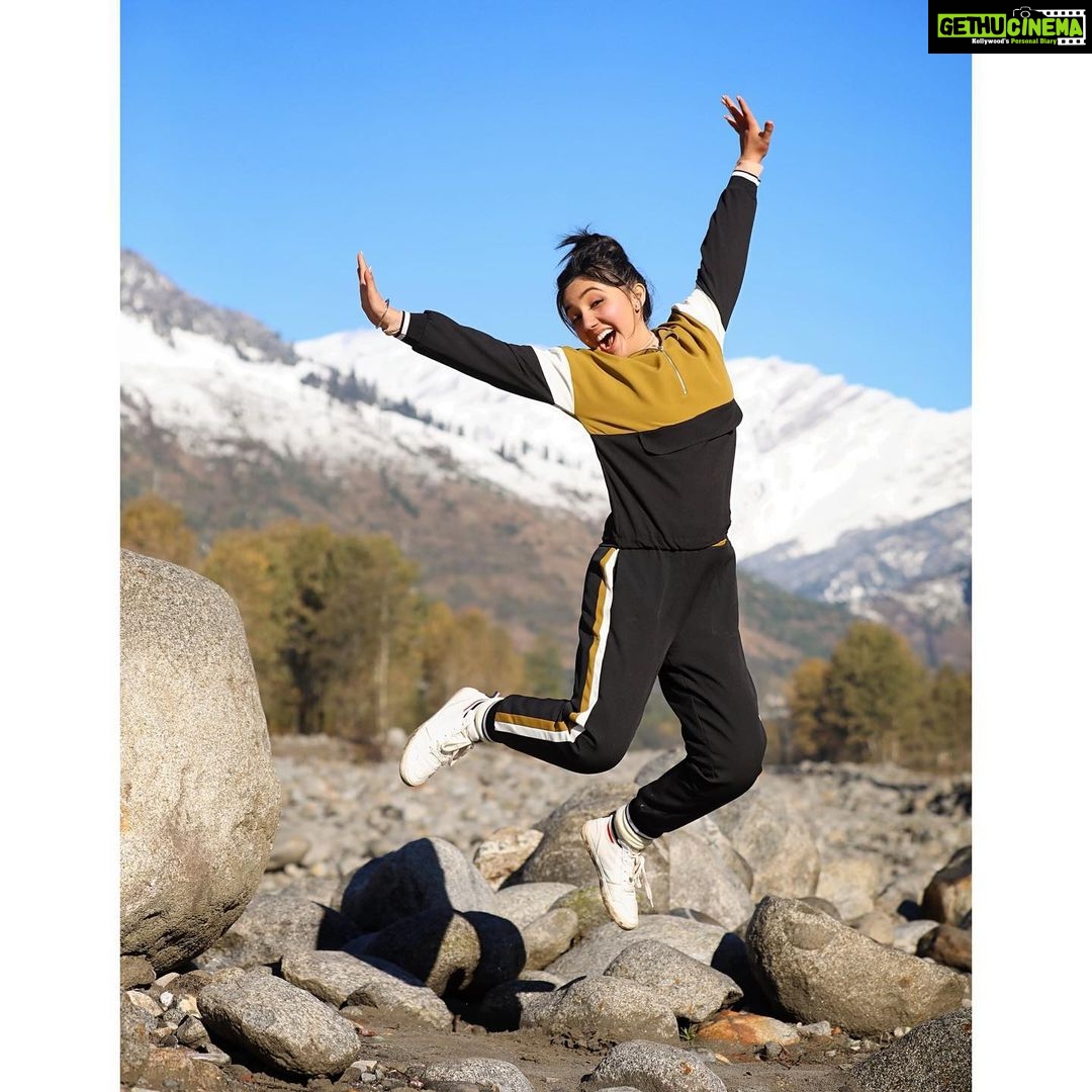 Ashnoor Kaur Instagram - Few hours to go😍🥳 . Guess for what??🤔 #throwbackpicture