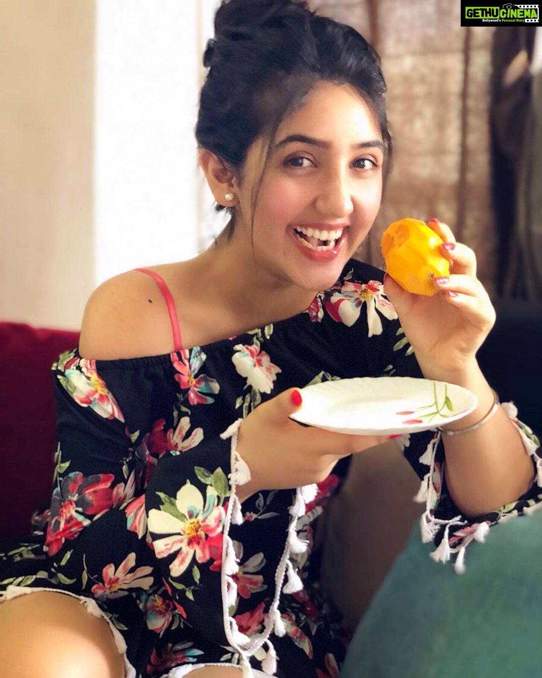 Ashnoor Kaur Instagram - My style of having a mangoš Peel it entirely & take a hugeeee biteš . Iām the happiest when having mangoes!! What is your favourite fruit?? #MangoSeason #hellosummer #mangolover #happyme #goodmorning