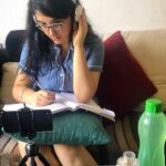 Ashnoor Kaur Instagram - Three stages of a day at school:- 1) Beginning-Genuinely has interest 2) Mid- TRYING to concentrate 3) End-“Kab khatam hoga yaar!” . Agree?😂 My online classes have started! What about you? #onlineclasses #quarantinemode #schoolmode #studytime #stayhome #staysafe 📸 by @kauravneet79 ❤️ Online classes