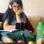Ashnoor Kaur Instagram - Three stages of a day at school:- 1) Beginning-Genuinely has interest 2) Mid- TRYING to concentrate 3) End-“Kab khatam hoga yaar!” . Agree?😂 My online classes have started! What about you? #onlineclasses #quarantinemode #schoolmode #studytime #stayhome #staysafe 📸 by @kauravneet79 ❤️ Online classes
