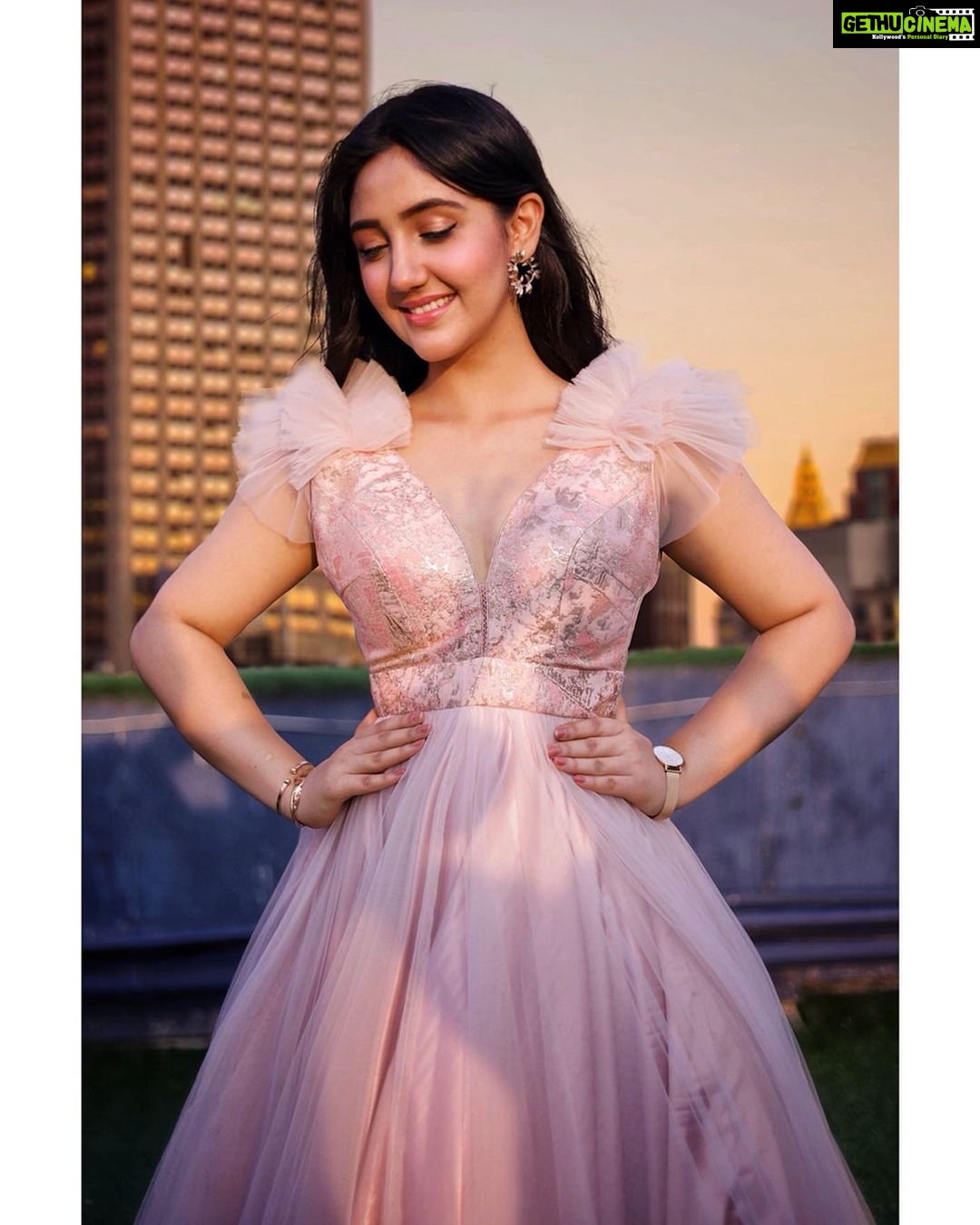 Ashnoor Kaur Instagram - Aspire to inspire before we expire💗✨ 1 or 2??? . #InspirePeople #BeYourself #LoveYourself #ashnoorstylediaries #whatiwore #presscon #outdoor 📸 @smilepleasephotographyy Edit @kellansworld