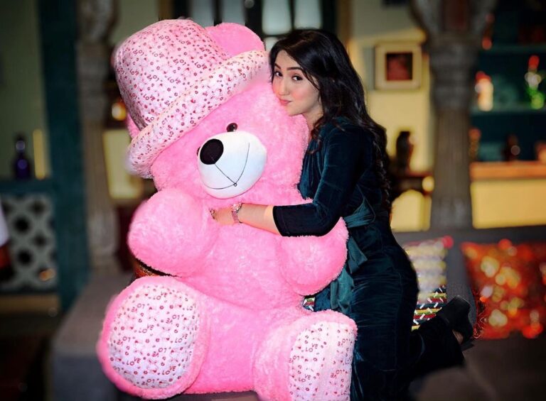 Ashnoor Kaur Instagram - Bear hugs are my fav🥰 . Happy teddy day❤️ #teddyday #bearhugs