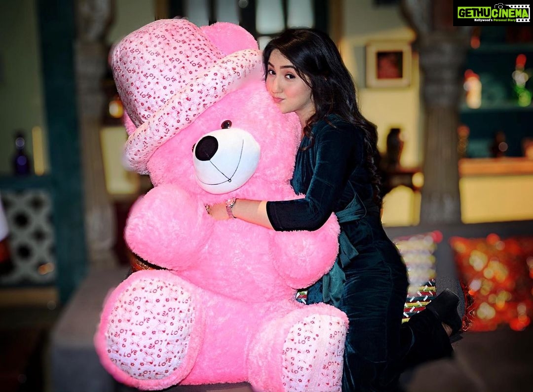 Ashnoor Kaur Instagram - Bear hugs are my fav🥰 . Happy teddy day❤️ #teddyday #bearhugs