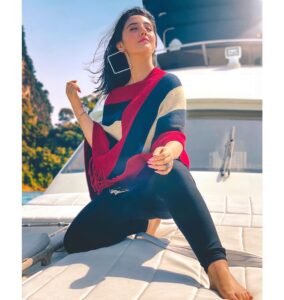 Ashnoor Kaur Instagram - Keep your face to the sun, And you’ll never see the shadows☀️ . . 📸 by @hasnaink07 🤗 Edited by @kellansworld #GoldenHour #SunKissed