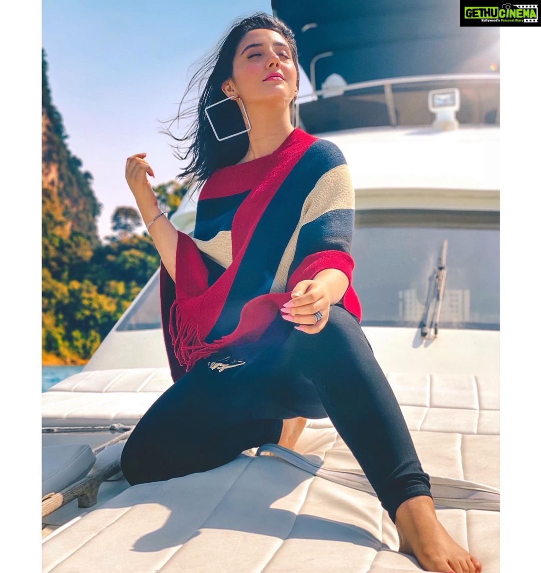 Ashnoor Kaur Instagram - Keep your face to the sun, And you’ll never see the shadows☀️ . . 📸 by @hasnaink07 🤗 Edited by @kellansworld #GoldenHour #SunKissed