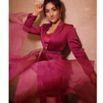 Ashnoor Kaur Instagram - 1 or 2?✨💕 . . Outfit by @trumpetvineofficial Styled by @the_adhya_designer Assistant stylist @drashtidiwan 📸 by @smilepleasephotographyy #LionsGoldAwards #whatiwore #allpink #ashnoorstylediaries #flowfashion