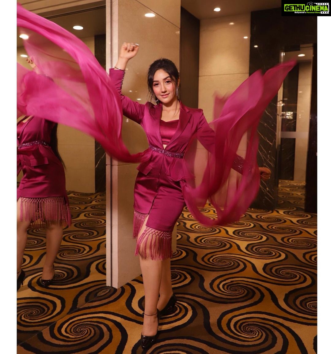 Ashnoor Kaur Instagram - Be a flamingo, in a flock of pigeons✨💕 . #WhatIWore at the #LionsGoldAwards Outfit by @trumpetvineofficial Styled team @the_adhya_designer Assistant stylist @drashtidiwan 📸 by @smilepleasephotographyy #Ootn #awardsnight #ashnoorstylediaries