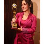 Ashnoor Kaur Instagram - First of 2020✨❤️ Won the ‘RISING STAR- FEMALE’ at the #LionsGoldAwards Thanks to @sonytvofficial for giving us a platform, @rajitawriter Ma’am for believing in me and giving me different shades to play, @beingyusufansari Sir for always getting the best out of me! The entire cast n crew of #PatialaBabes , my parents @kauravneet79 @gurmeetsingh0911 You know I love you both! Thank you @lionrajuvm Sir for the honour!! And last but not the least, my lovely fans who’ve supported me throughout💕 Grateful🙏🏻
