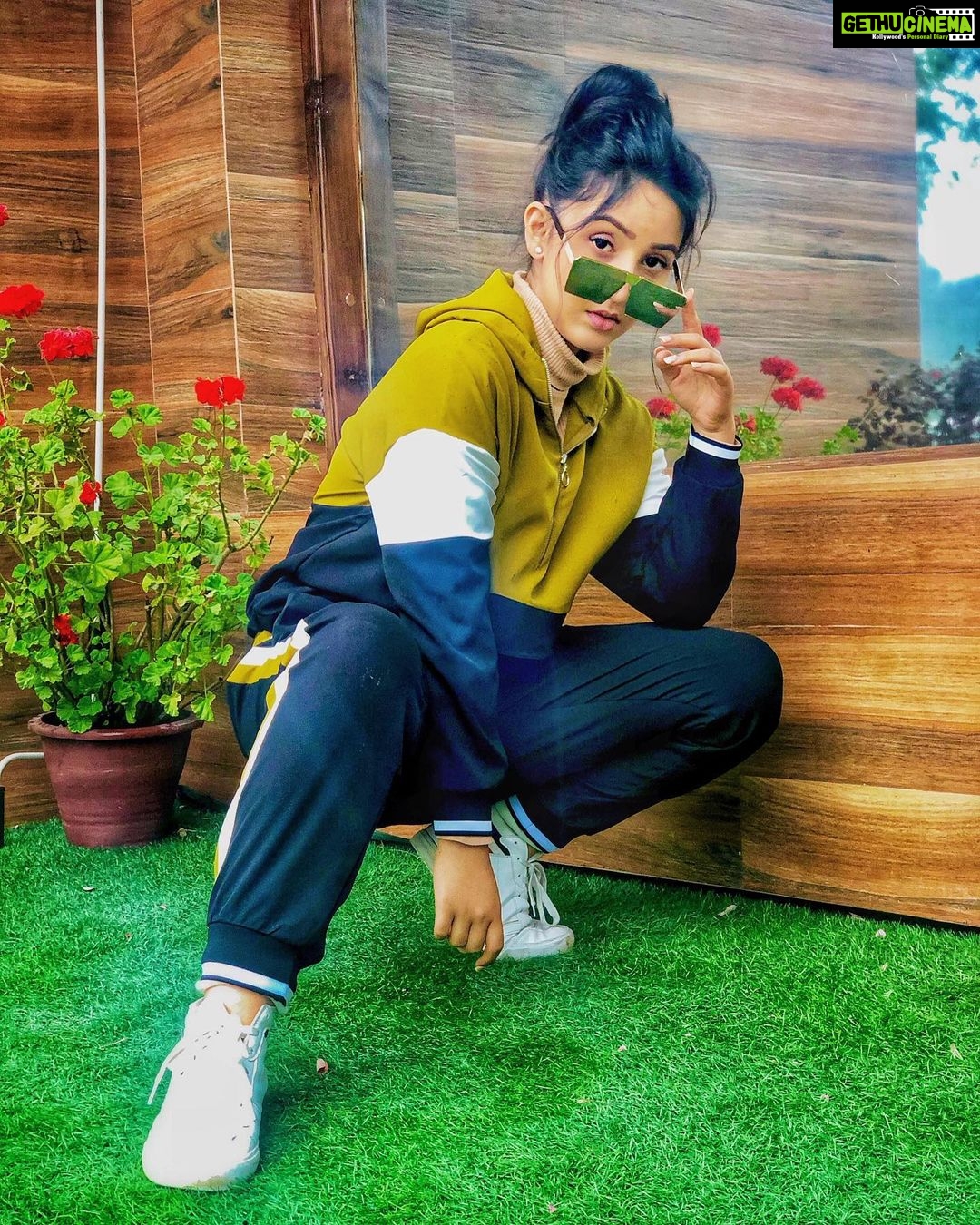 Ashnoor Kaur Instagram - And everybody’s watching her, But she looking at? . #WeekendMood #SundayVibes #ashnoorstylediaries #pose #outdoor