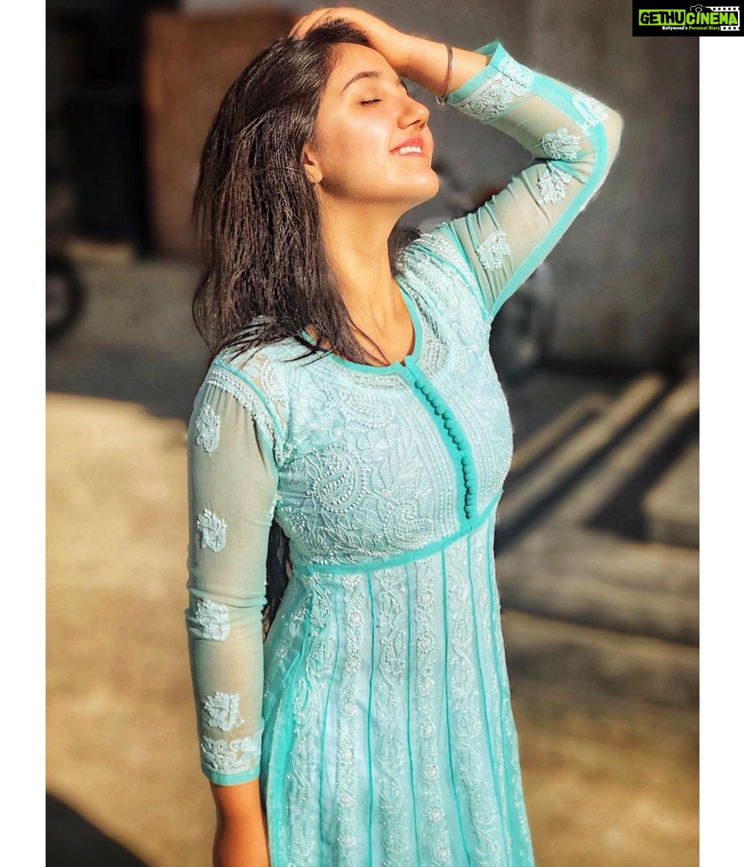 Ashnoor Kaur Instagram - Sunny morning☀️ . #goodmorning #sunkissed #goldenhour