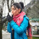 Ashnoor Kaur Instagram - Mumbaikars right now! Agree?🤪 . Aur north waalon, kya haal wahan??😂 #ThandHaiBoss #wintervibes #winterfashion #ashnoorstylediaries #mumbaiwinters