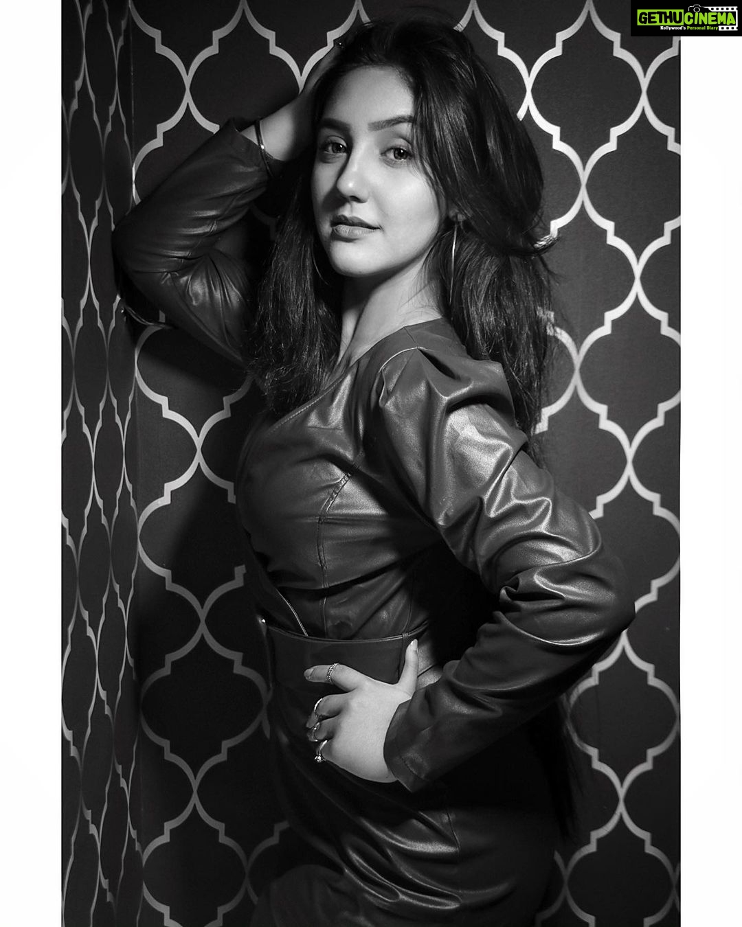 Ashnoor Kaur Instagram - When I look in the mirror Baby I see it clearer Why you wanna be nearer🎶♥️