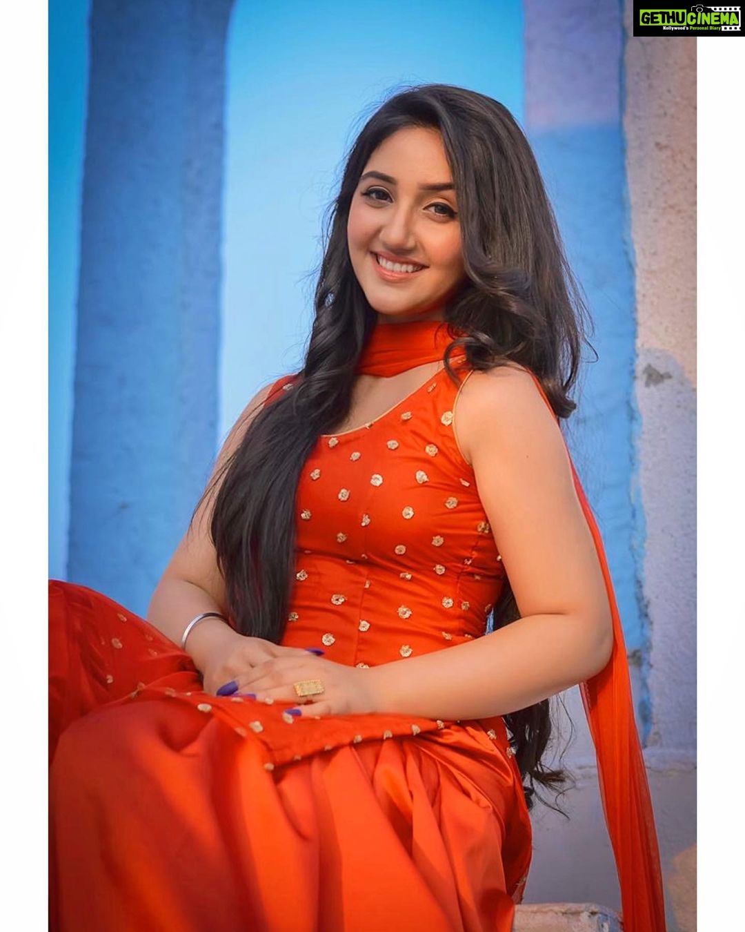 Ashnoor Kaur Instagram - Sat Shri Akal ji! Sabnu lohri diyaan lakh lakh vadaiyaan✨❤️ #happylohri