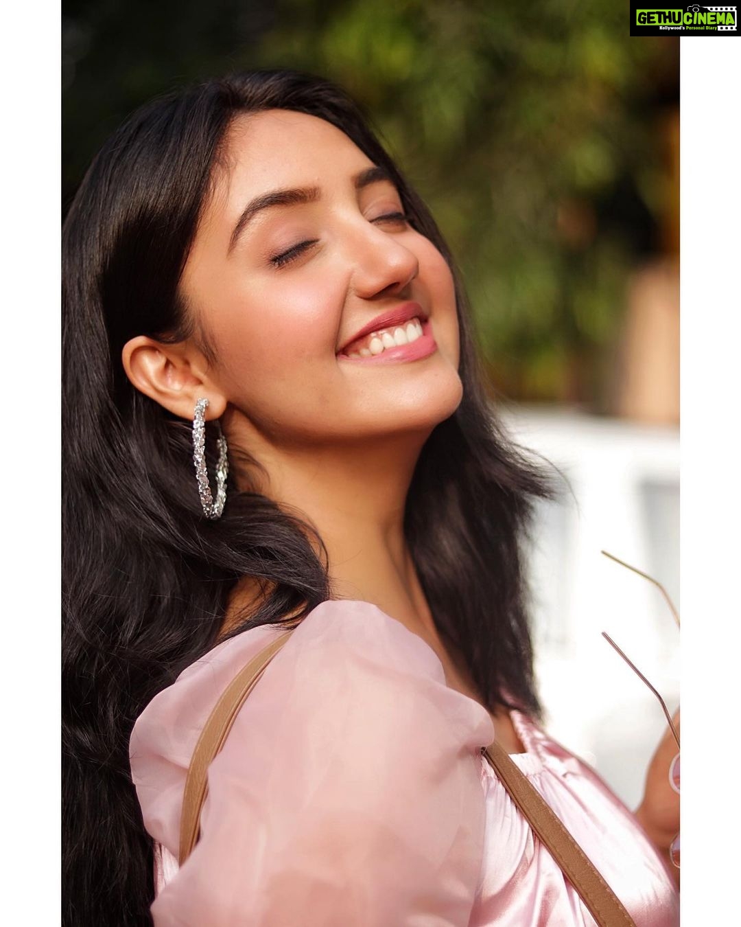 Ashnoor Kaur Instagram - Breathe. Smile. Relax. It’s gonna be a good day✨ . Good morning fam💕