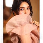 Ashnoor Kaur Instagram - Tere naina, bade kaatil, maar hi daalenge ✨ . . What’s your favourite eye colour?👀