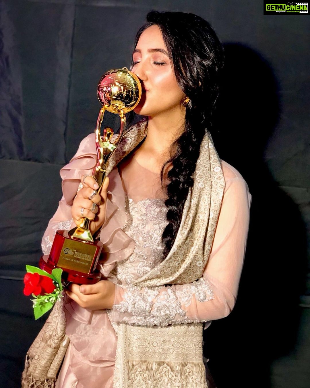 Ashnoor Kaur Instagram - And the year’s ending like this❤️ #Blessed to have received the “Best Teen actress” at the 11th Aadhi abaadi- Women’s achiever’s awards! #Thankful and #Grateful 🙏🏻
