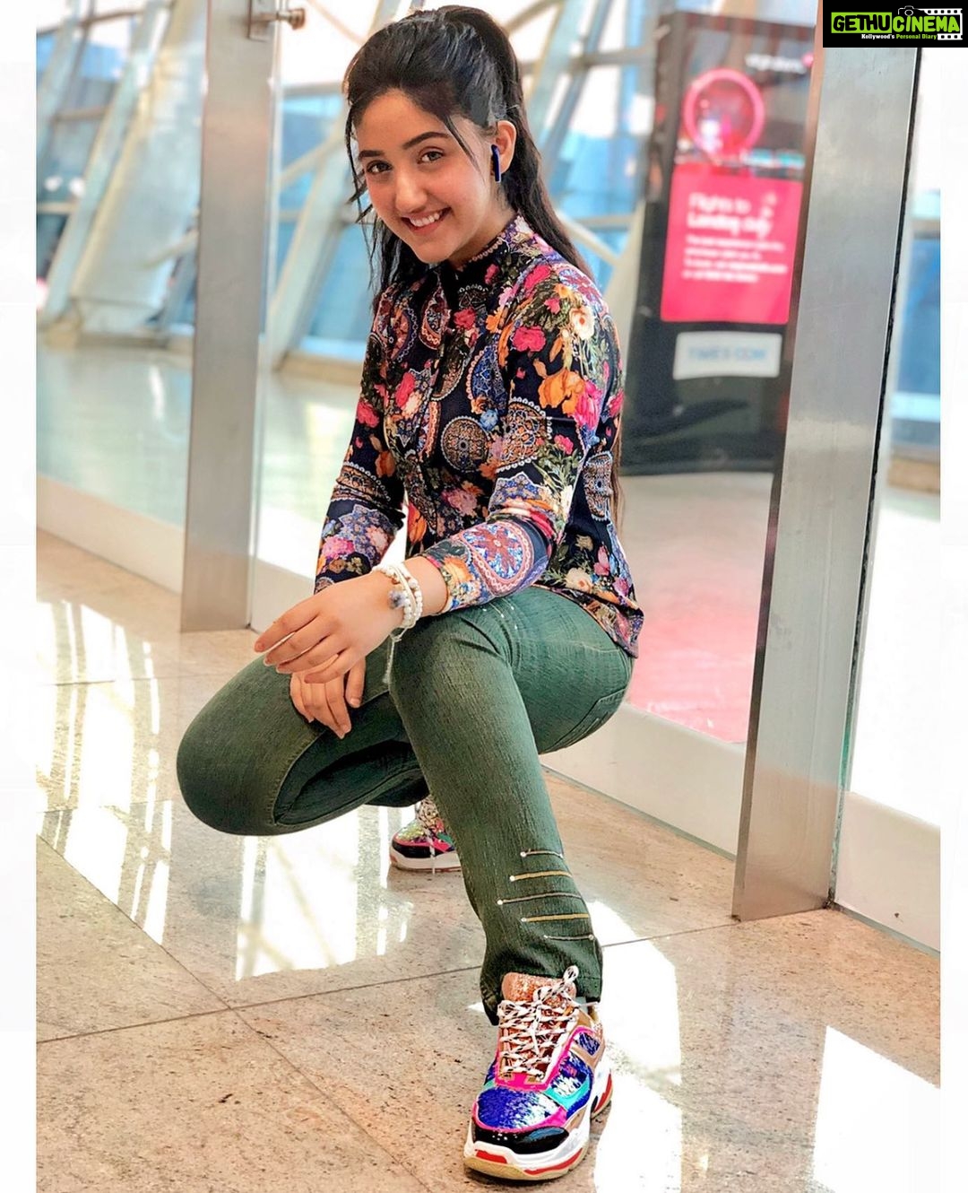Ashnoor Kaur Instagram - Off to Delhi✈️ . . Which colour from my outfit is your fav?😁 #MyAirportLook #WhatIWore #AshnoorStyleDiaries Shoes by @egoofficial ♥️ 📸 by @gurmeetsingh0911
