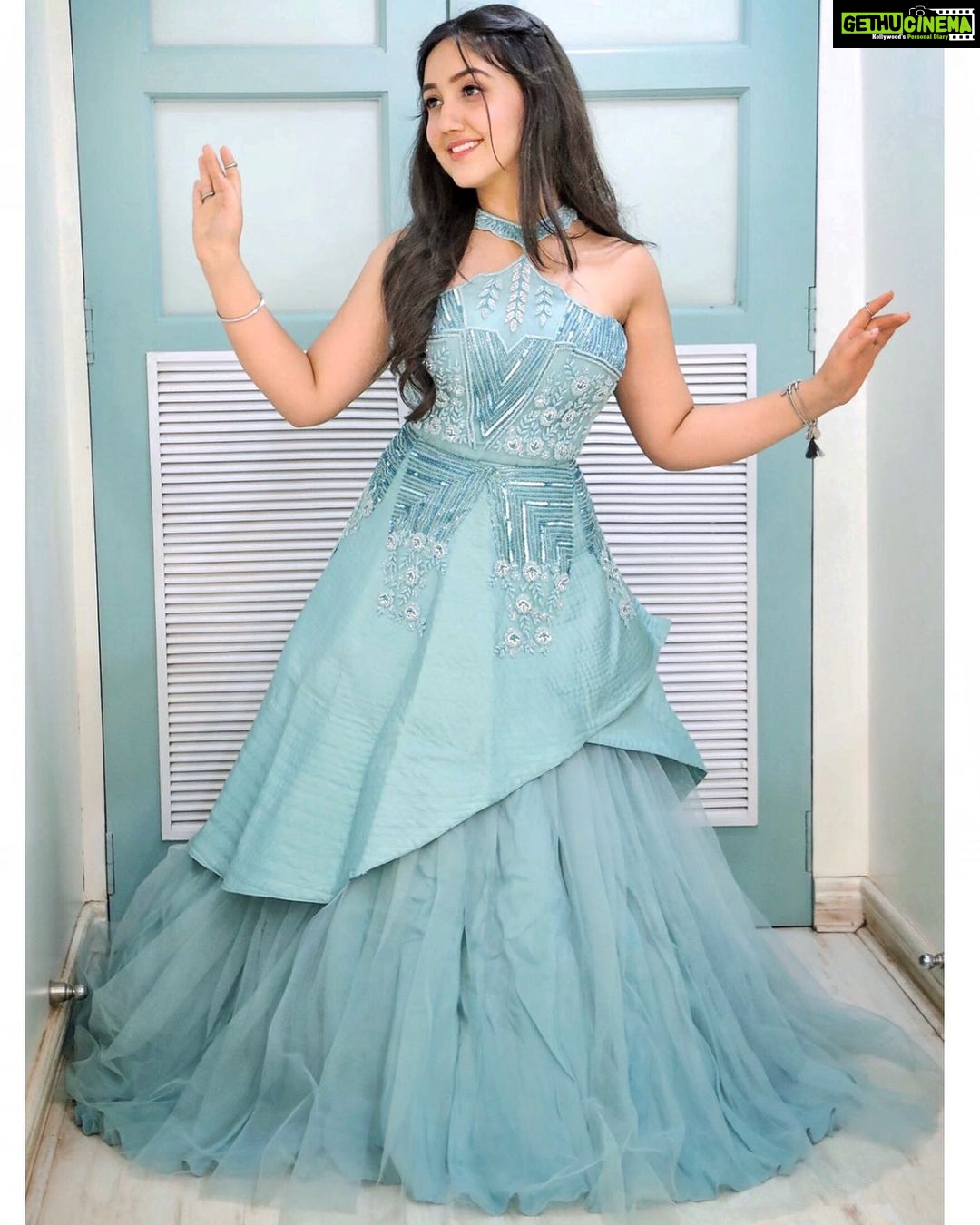 Ashnoor Kaur Instagram - Time is of the essence✨💙 . . Outfit : @eliandkim Styled by : @shrishtimunka Assisted by: @drashtidiwan #BeHappy #MyFairytale #AshnoorStyleDiaries #VanityDiaries