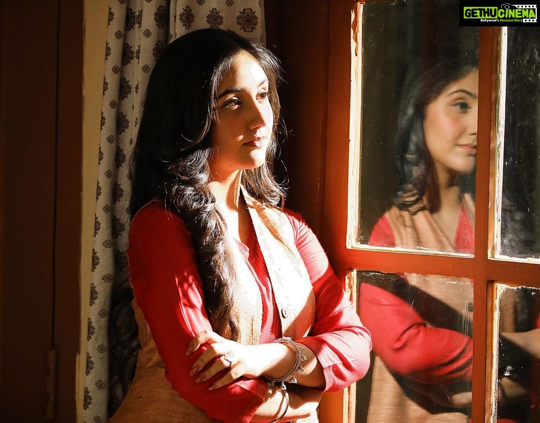 Ashnoor Kaur Instagram - Looking into oblivion, Lost in thoughts of you✨♥️ . . #lostinthoughts #patialababes #bts #oblivion #ashnoorstylediaries #reflection #thoughts