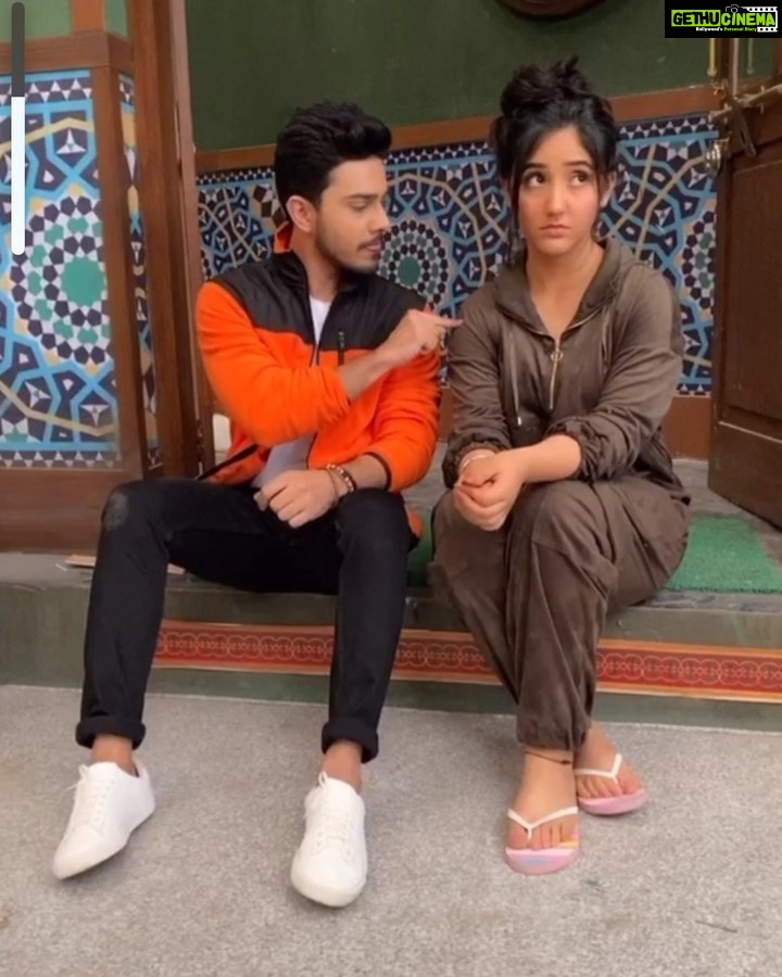Ashnoor Kaur Instagram - Don’t angry meee😡 . . Oops🤪 @ssunnychoppra #OnSet #dontangryme #sunnychopra #ashnoorkaur #patialababes #bts