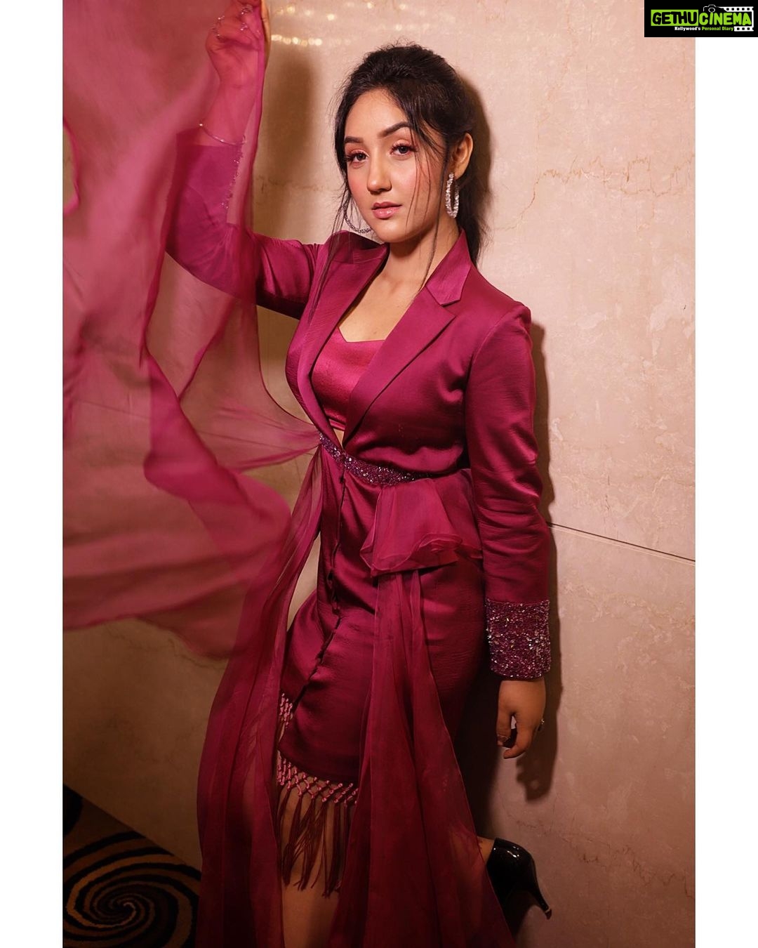 Ashnoor Kaur Instagram - 1 or 2?â¨đ . . Outfit by @trumpetvineofficial Styled by @the_adhya_designer Assistant stylist @drashtidiwan đ¸ by @smilepleasephotographyy #LionsGoldAwards #whatiwore #allpink #ashnoorstylediaries #flowfashion