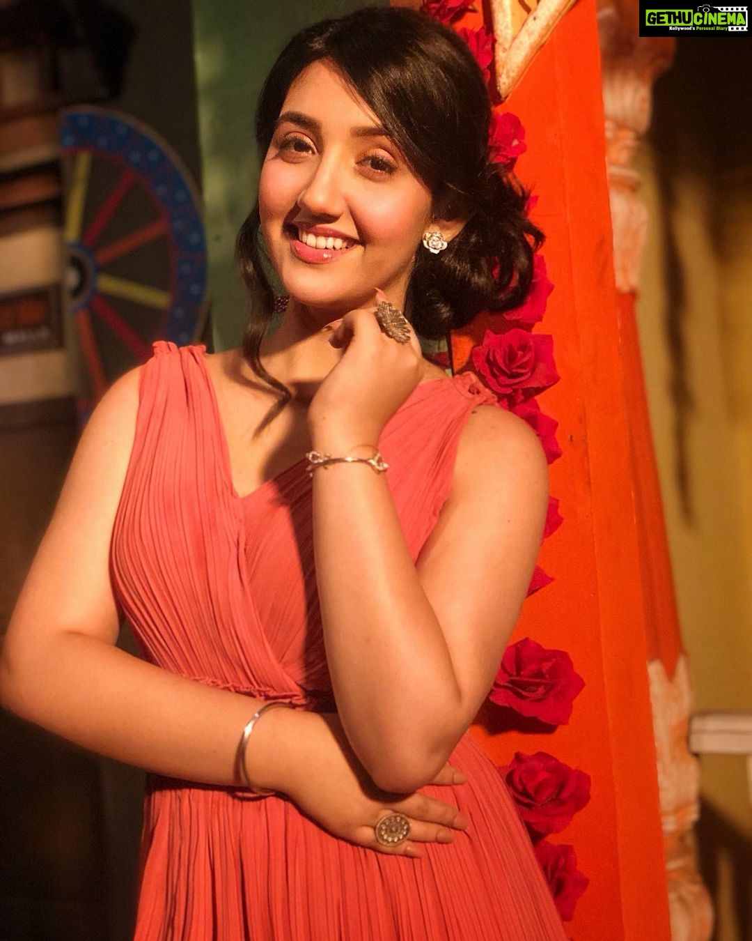 Ashnoor Kaur Instagram - Smile, breathe and sparkle✨♥️ . . 1 or 2? #smile #breathe #loveyourself #ashnoorstylediaries #patialababes #bts #stayhappy