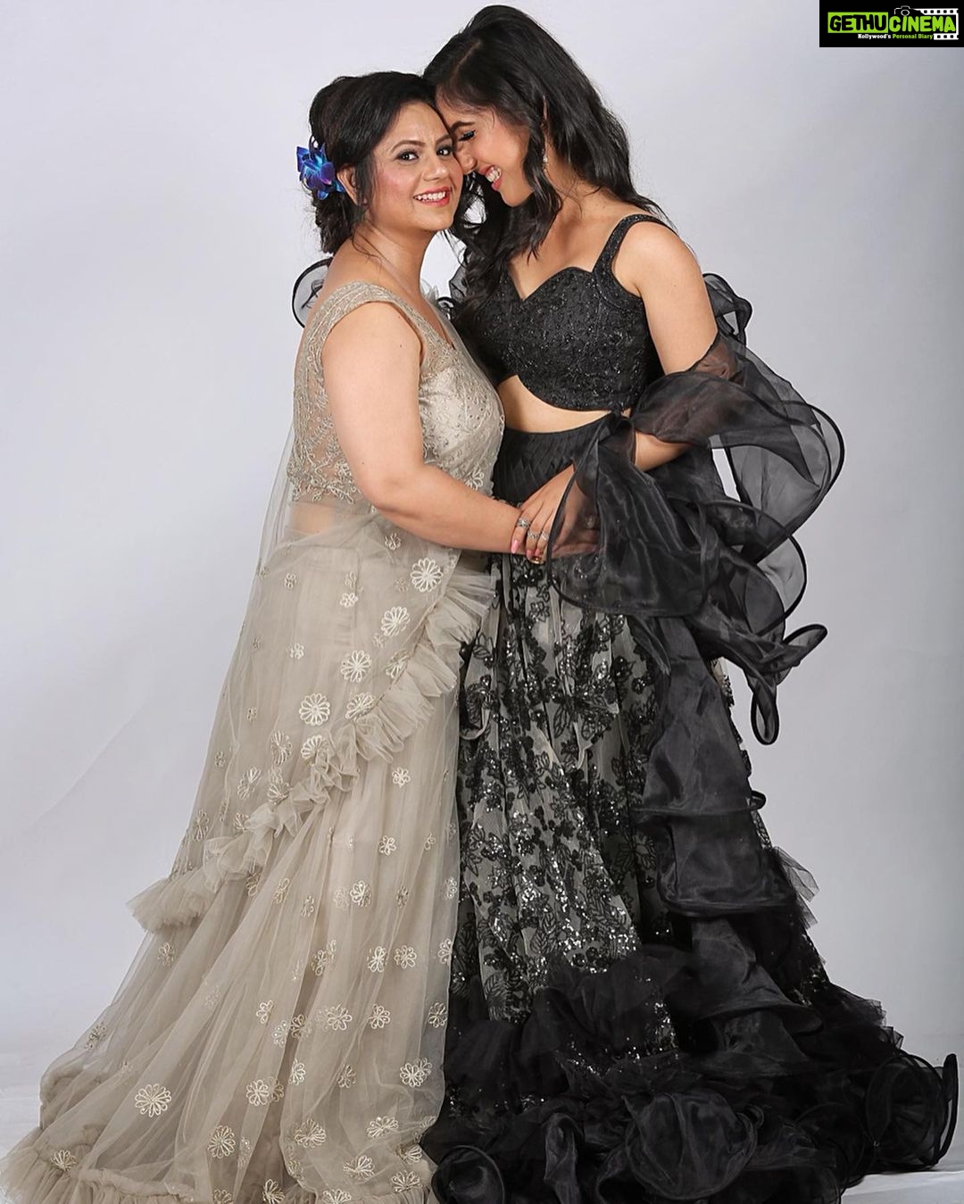 Ashnoor Kaur Instagram - Happy birthday meri Jaan♥️ I LOVE YOU @kauravneet79 Won’t write much, but would would only want to conclude by saying “She, is my inspiration, my #1 ❤️” #MyMom #MyBestFriend #MyInspiration #happybirthdayMom #ILoveYou