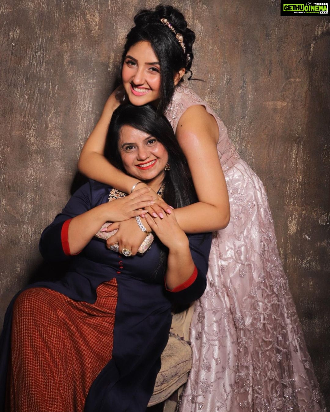 Ashnoor Kaur Instagram - Happy birthday meri Jaan♥️ I LOVE YOU @kauravneet79 Won’t write much, but would would only want to conclude by saying “She, is my inspiration, my #1 ❤️” #MyMom #MyBestFriend #MyInspiration #happybirthdayMom #ILoveYou