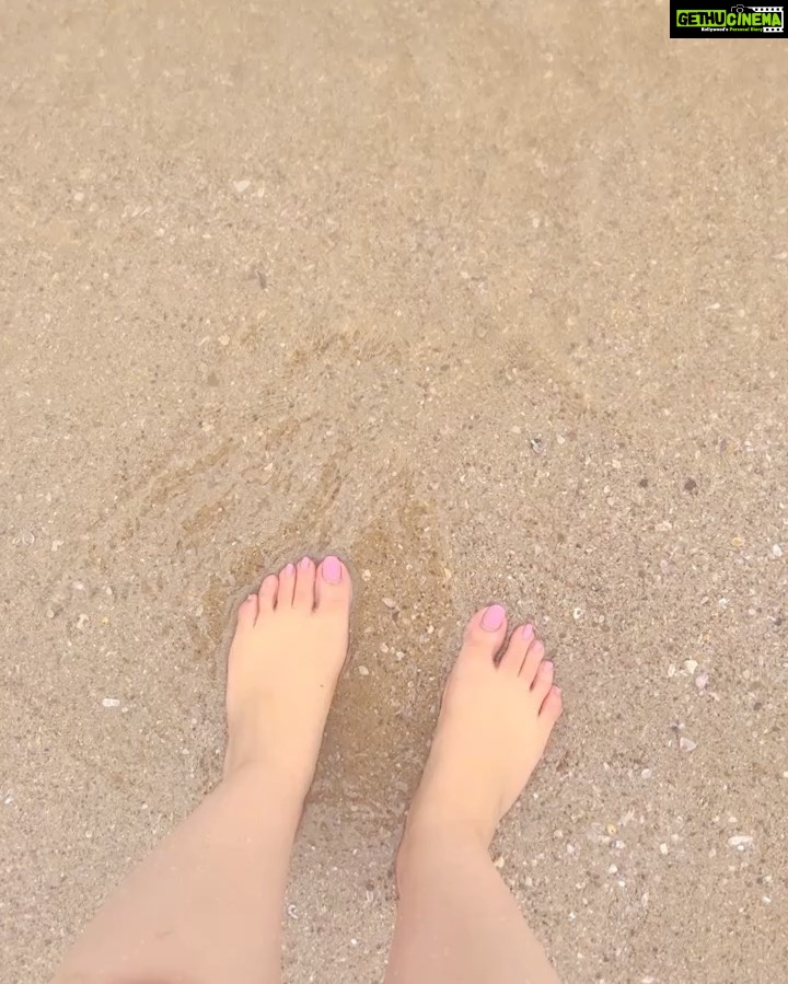 Ashnoor Kaur Instagram - The best kinda mornings🤍 #BeachBaby