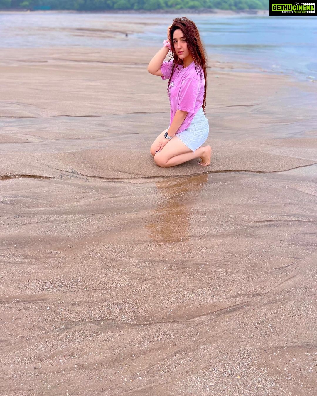 Ashnoor Kaur Instagram - The best kinda mornings🤍 #BeachBaby