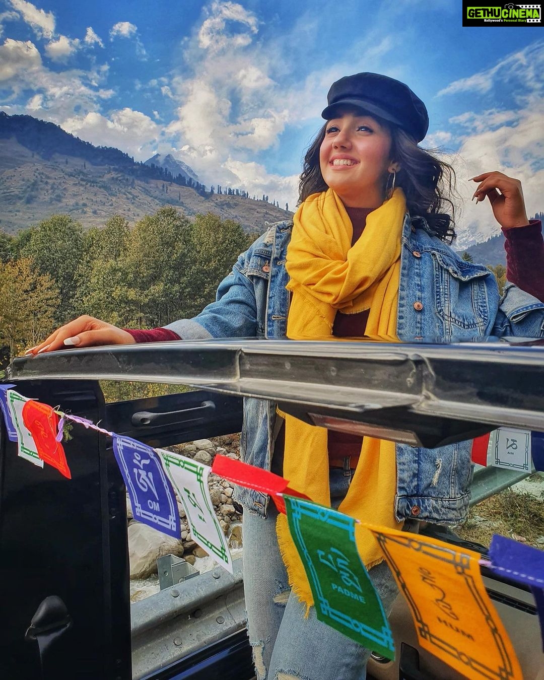 Ashnoor Kaur Instagram - Yeh, hawaaon mein hai Kya? Thoda sa jo nasha, Yun chaane laga♥️✨ . . #ManaliDiaries #Traveller #OpenJeep #LoveNature #AshnoorStyleDiaries #WinterFashion #PatialaBabes #ComingUp What is your favourite hill station? Manali, Himachal Pradesh