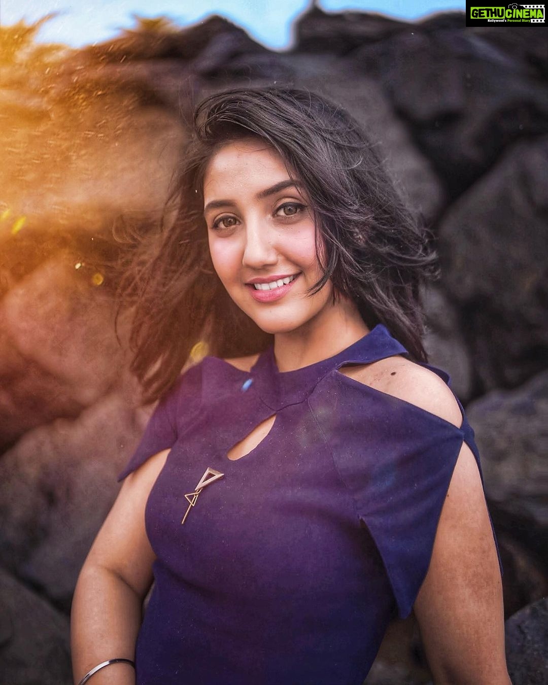 Ashnoor Kaur Instagram - You look in her eyes, There’s a whole damn world💙 📸 by @iamrushabhmodi Edited by @kellansworld Curated by @fin.network